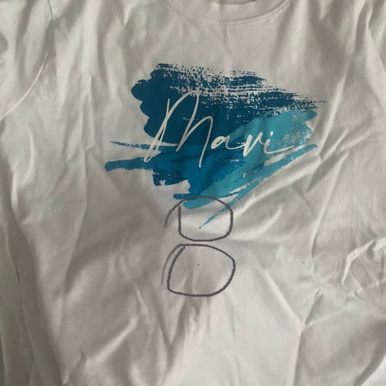 Mavi Tişörtte Delikler Oluştu.