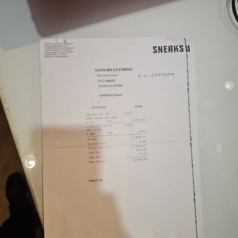 Sneaks Up Git Mahkemeye Ver Deyip Kovdular.