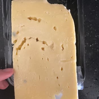 BİM Marketten Alınan Kaşar Peynirinin Küflü Çıkması