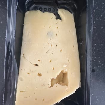 BİM Marketten Alınan Kaşar Peynirinin Küflü Çıkması
