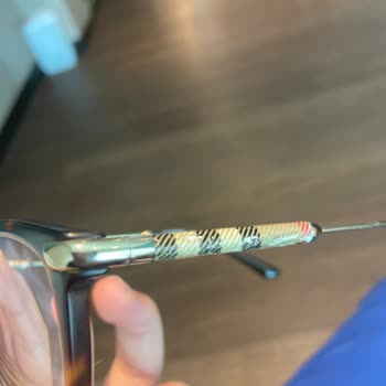 Burberry Gözlük Sapının Ekoseli Deseninin Soyulması