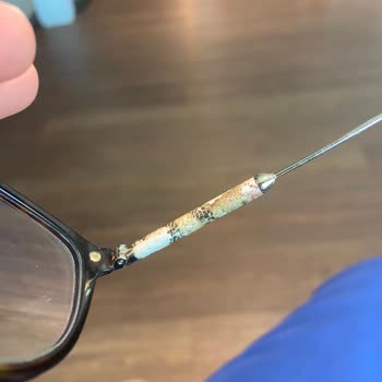 Burberry Gözlük Sapının Ekoseli Deseninin Soyulması