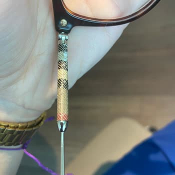 Burberry Gözlük Sapının Ekoseli Deseninin Soyulması