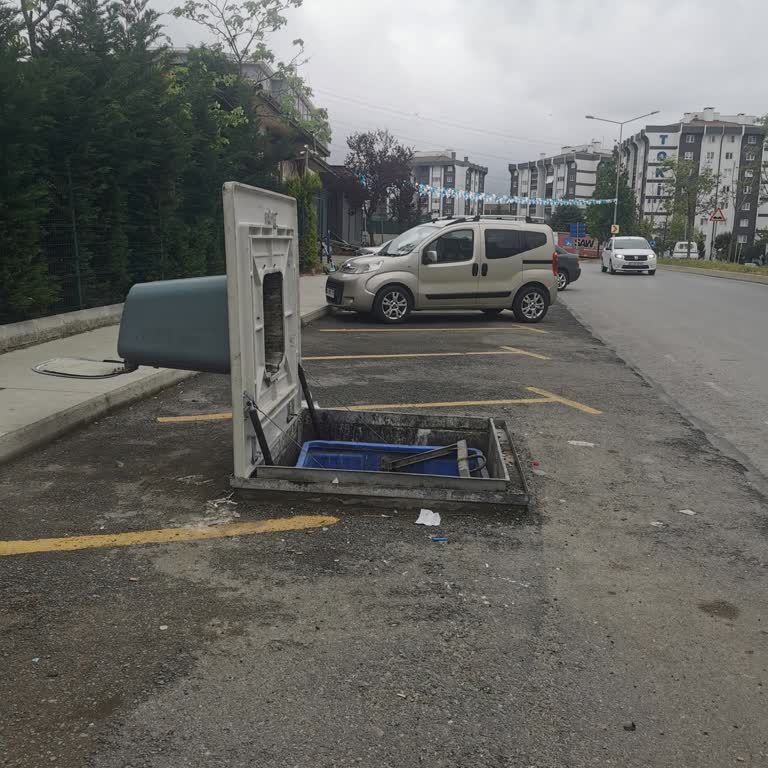 Pendik Belediyesi Çop Kutuları Kapakları Açık!