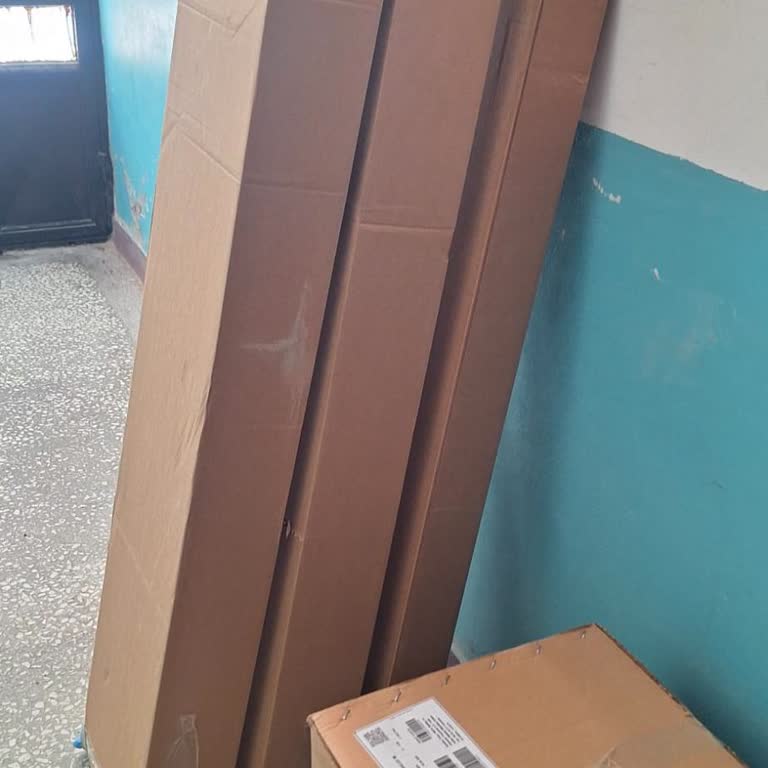 Horoz Lojistik Kargoları Apartmanın Girişine