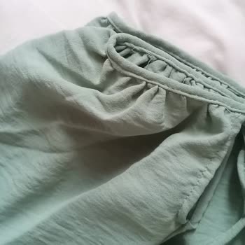 Modanisa liefert fehlerhafte Produkte, defekter Jumpsuit und Gürtel