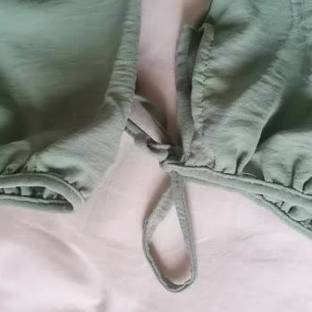 Modanisa liefert fehlerhafte Produkte, defekter Jumpsuit und Gürtel