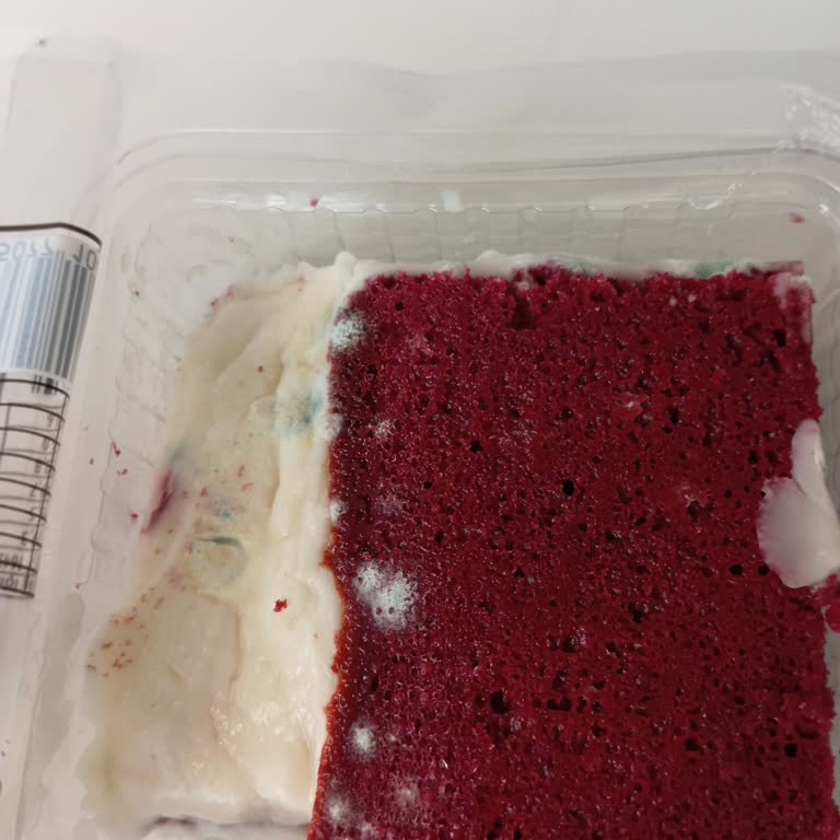 BİM Küflü Tatlı Satımı