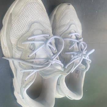 Adidas Ozweego Ön Taraflarında Delinme