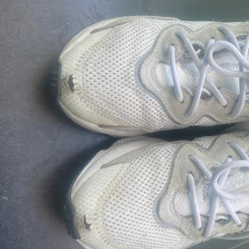 Adidas Ozweego Ön Taraflarında Delinme