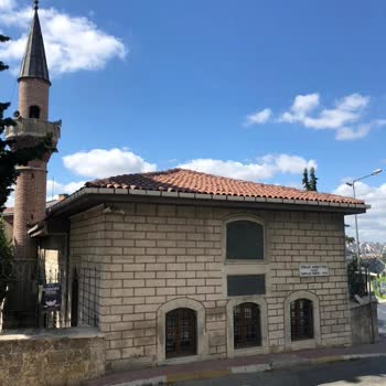 Diyanet İşleri Başkanlığı Camiye Giren Çocukları Kovalayan Hoca Ve Cami Görevlisi