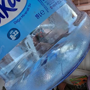 Saka Su Çatlak Damacana İçin Akan Suyu Görmek İstiyor.