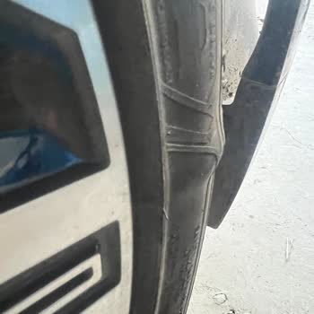 Renault Aracının Arkasında Durmuyor.