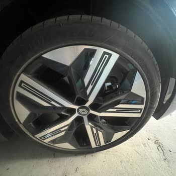Renault Aracının Arkasında Durmuyor.