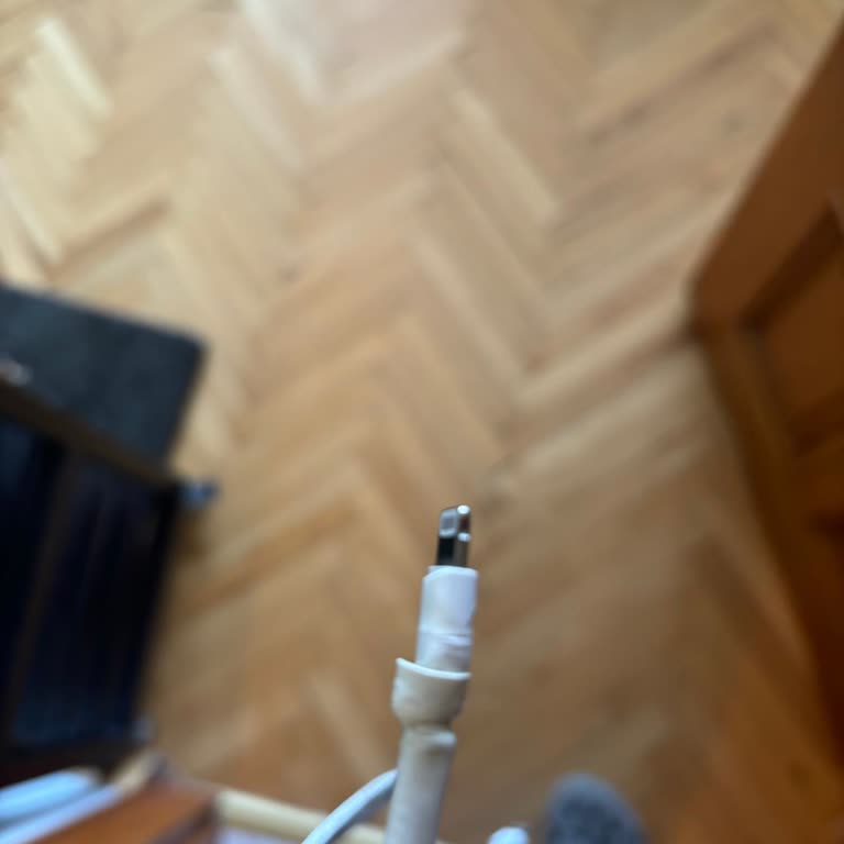 Orijinal iPhone Lightning Şarj Kablosu Birkaç Ayda Çöp Oldu