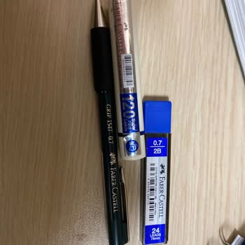 Faber-Castell Grip 1347 Kalem Bu Sefer De Üç Kırmasıyla Yoruyor