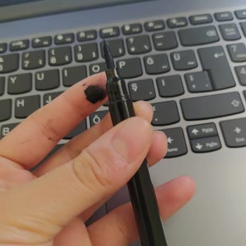 Gratis Eyeliner Ucundan Mürekkep Akıtıyor