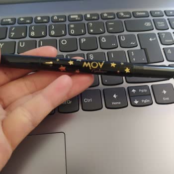 Gratis Eyeliner Ucundan Mürekkep Akıtıyor