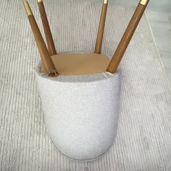 Kelebek Mobilya Kırık Ve Sağlam Olmayan Sandalye Ayağı