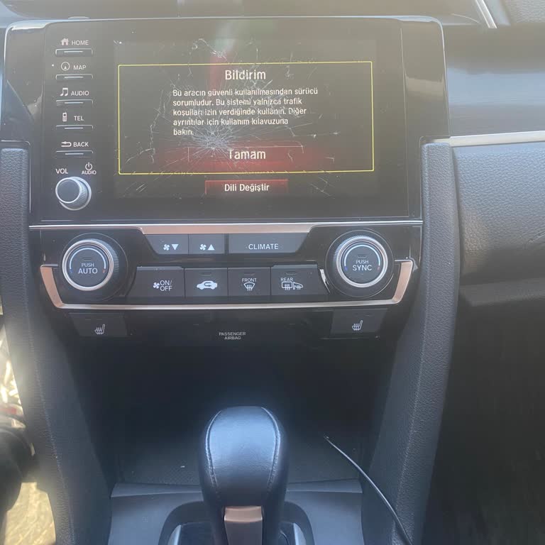Honda Civic Multimedya Kırığı