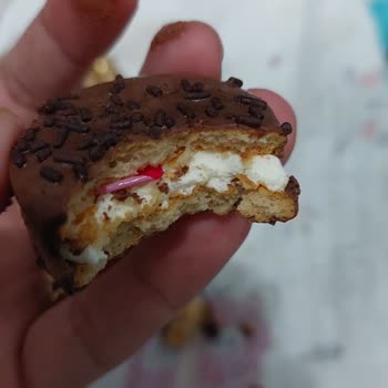 Ülker Bisküviden Kırmızı Plastik Etiket Çıktı