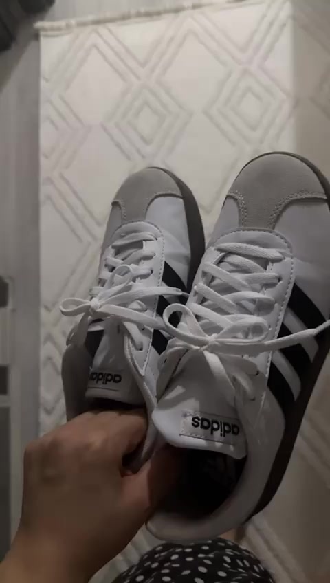 Deichmann Adidas VL Court Base mit Rissen nach einmaligem Tragen - Umtausch abgelehnt Videovorschaubild