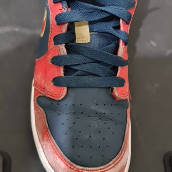 Nike-Sportschuhe Farbe verblasst und Risse nach einem Monat - Umtausch abgelehnt