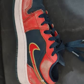 Nike-Sportschuhe Farbe verblasst und Risse nach einem Monat - Umtausch abgelehnt