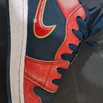 Nike-Sportschuhe Farbe verblasst und Risse nach einem Monat - Umtausch abgelehnt