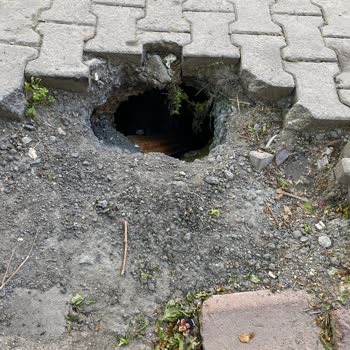 İBB - İstanbul Büyükşehir Belediyesi 2124 Sokak Güzelyurt Mahallesi Yoldaki Çökme Çukur