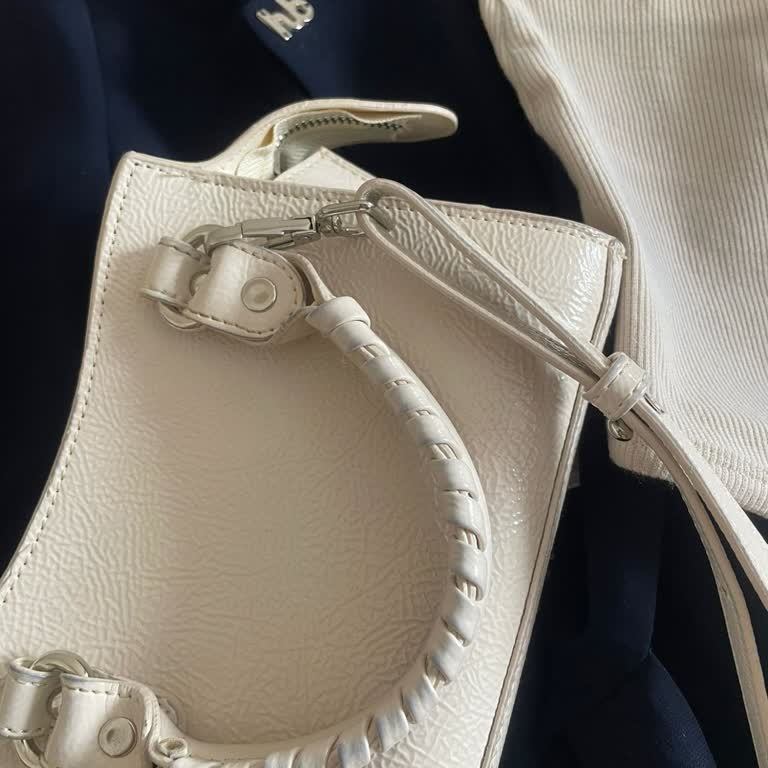 Atolyehub Marka Takım Bir İki Saat Giymem İle Boyasını Verdi