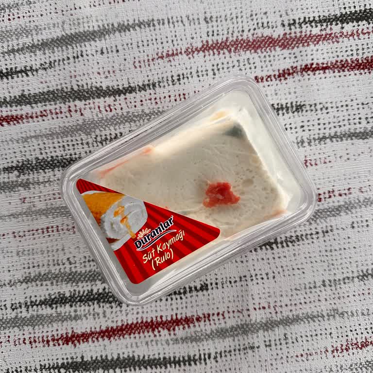 Köfteci Yusuf Küflü Ve Üzerinde Kıyma Parçası Bulunan Kaymak