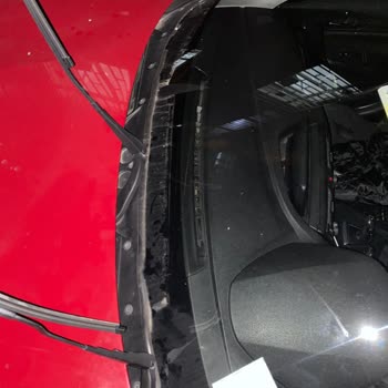 BMW Kronik Ön Cam Fitili Eriyip Parçalanması