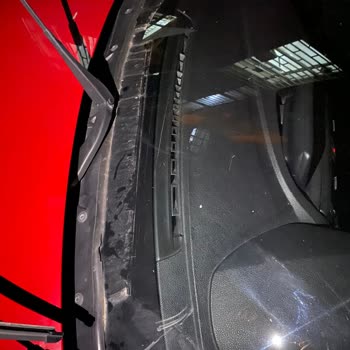 BMW Kronik Ön Cam Fitili Eriyip Parçalanması