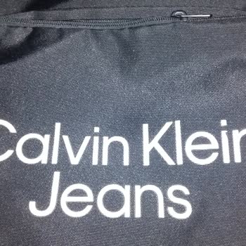 Calvin Klein Jeans'in Baskısı Eriyen Çantası