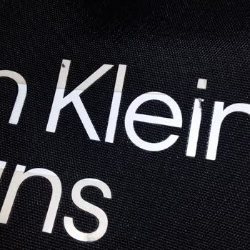 Calvin Klein Jeans'in Baskısı Eriyen Çantası