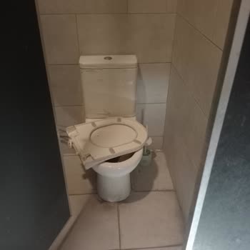 TÜVTÜRK WC Pislik Yuvası. Kim Denetliyor Burayı