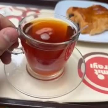 Simit Sarayı Çayı Çok Bayat Ve Çay Bardakları Çok Kirli!