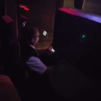 Güney Akdeniz Seyahat Kaptan Telefonla Uğraşıyor