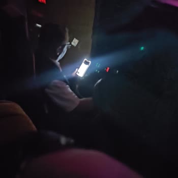 Güney Akdeniz Seyahat Kaptan Telefonla Uğraşıyor
