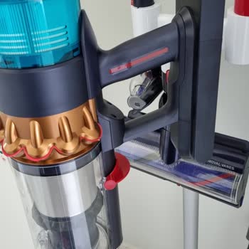 Dyson Kırmızı Conta 1.5 Hafta Da Koptu, Zarar Gördü. Basit Ürün.