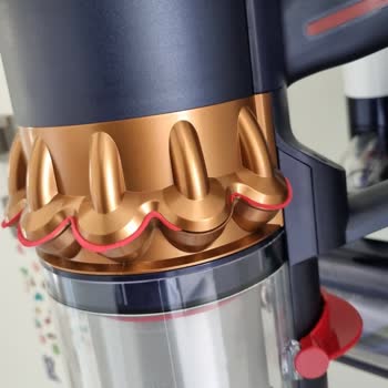 Dyson Kırmızı Conta 1.5 Hafta Da Koptu, Zarar Gördü. Basit Ürün.