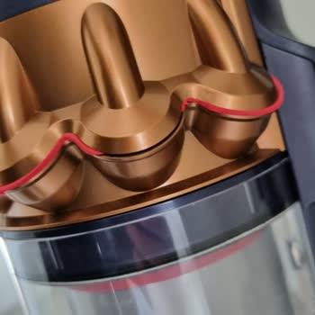 Dyson Kırmızı Conta 1.5 Hafta Da Koptu, Zarar Gördü. Basit Ürün.