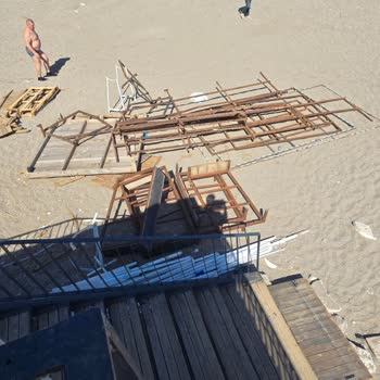 Antalya Konyaaltı Belediyesi Konyaaltı Sahilinde Görüntü Kirliliği Ve Tehlikesi