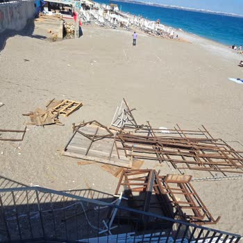 Antalya Konyaaltı Belediyesi Konyaaltı Sahilinde Görüntü Kirliliği Ve Tehlikesi