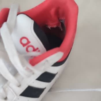 Deichmann Dan Alınan Adidas Marka Spor Ayakkabı Üretim Hatası