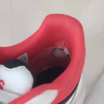 Deichmann Dan Alınan Adidas Marka Spor Ayakkabı Üretim Hatası