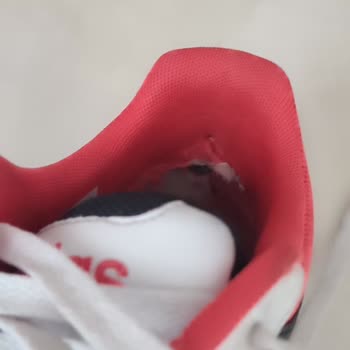 Deichmann Dan Alınan Adidas Marka Spor Ayakkabı Üretim Hatası