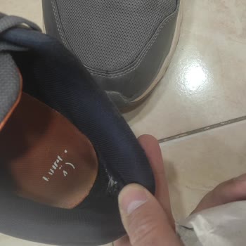 FLO Ayakkabı Kinetix Marka İki Yanında Açılma Var İç Astarında Yırtılma Var.