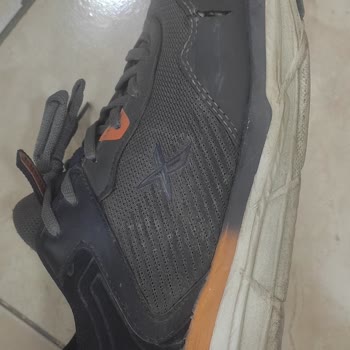 FLO Ayakkabı Kinetix Marka İki Yanında Açılma Var İç Astarında Yırtılma Var.